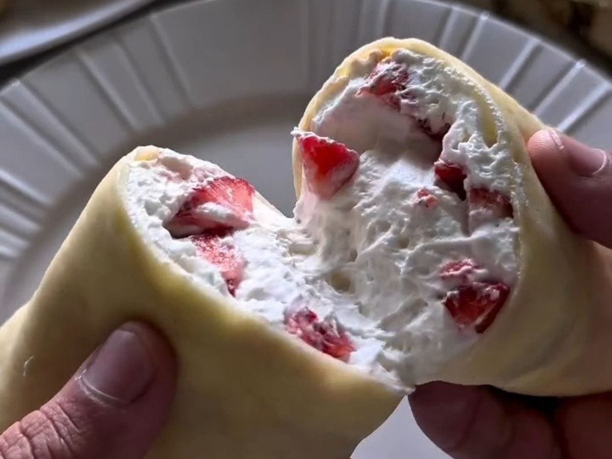 Panqueca macia com recheio de Chantilly e morangos