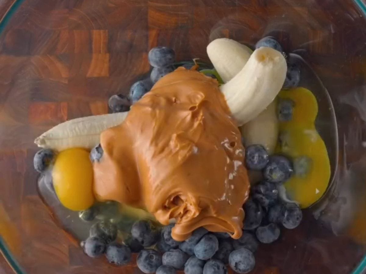 Sem trigo e sem açúcar: o bolinho de banana com mirtilo que derrete na boca bowl com banana , mirtilo, ovo e pasta de amendoim