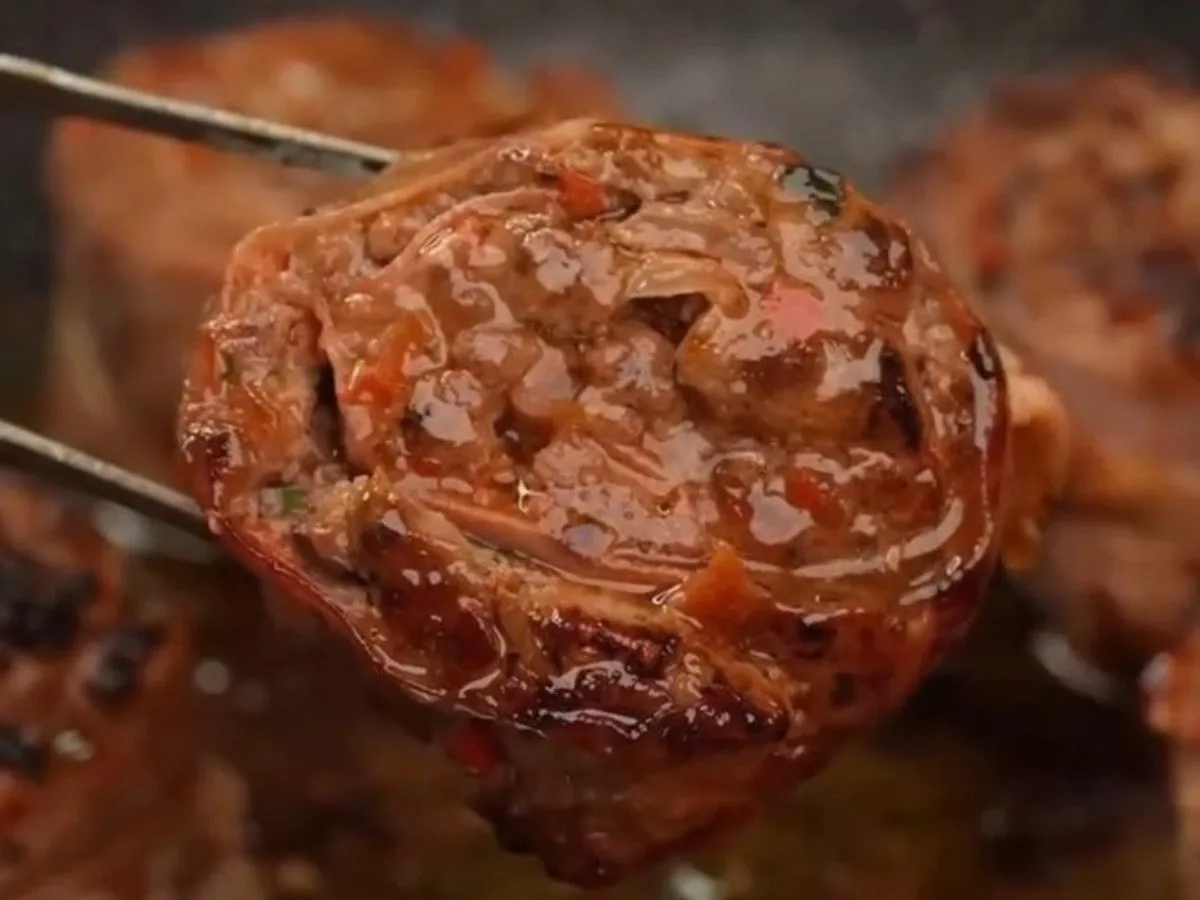 Parei de fazer bife acebolado: Essa receita de rolinho de carne com bacon virou a favorita aqui em casa bolinho de carne com bacon