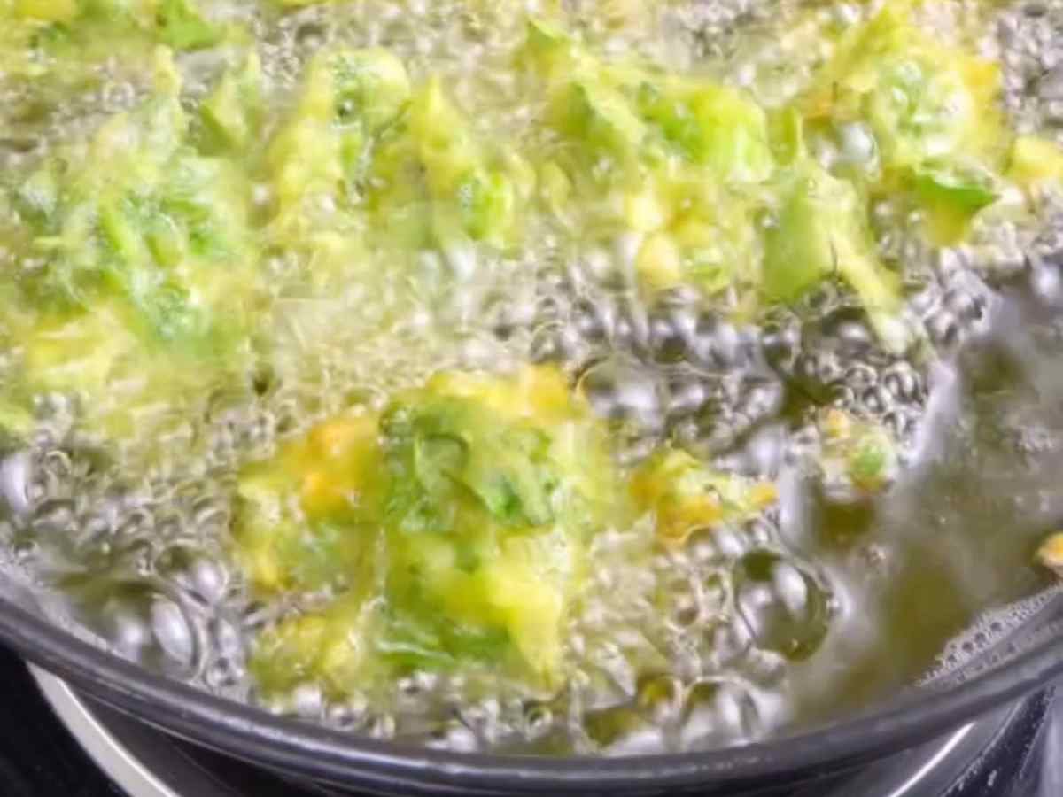 Você teria coragem de comer essa Comida de Rua Indiana? O segredo do bolinho mais famoso de Delhi! fritando os bolinhos de espinafre, comida de rua indiana