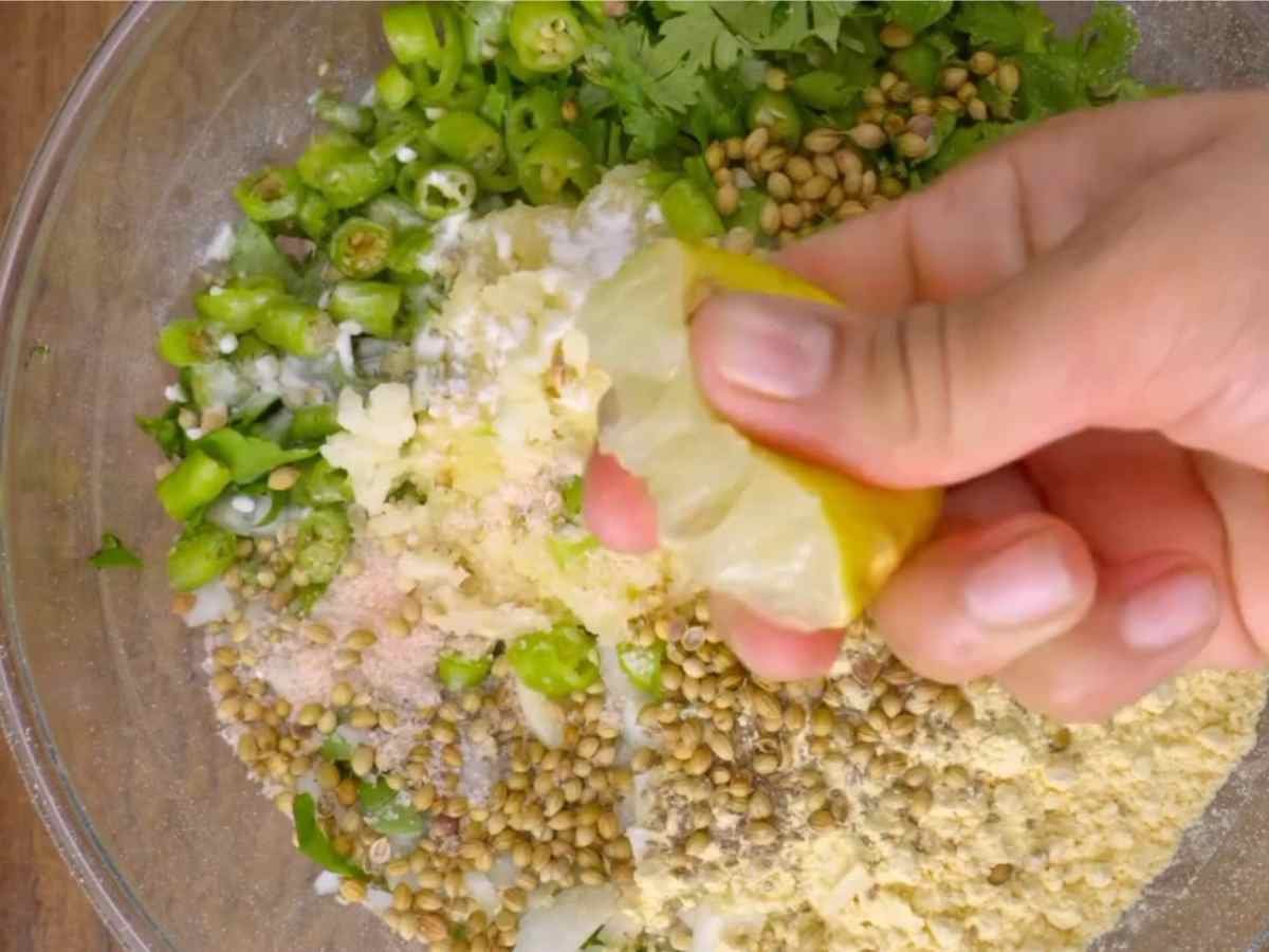 Você teria coragem de comer essa Comida de Rua Indiana? O segredo do bolinho mais famoso de Delhi! limao para finalizar