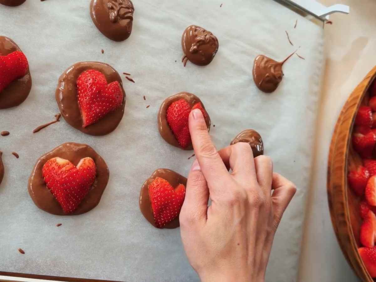 Sobremesa para o Dia dos Namorados: O bombom de morango em formato de coração que fica pronto em 20 minutos! Sobremesa para o Dia dos Namorados