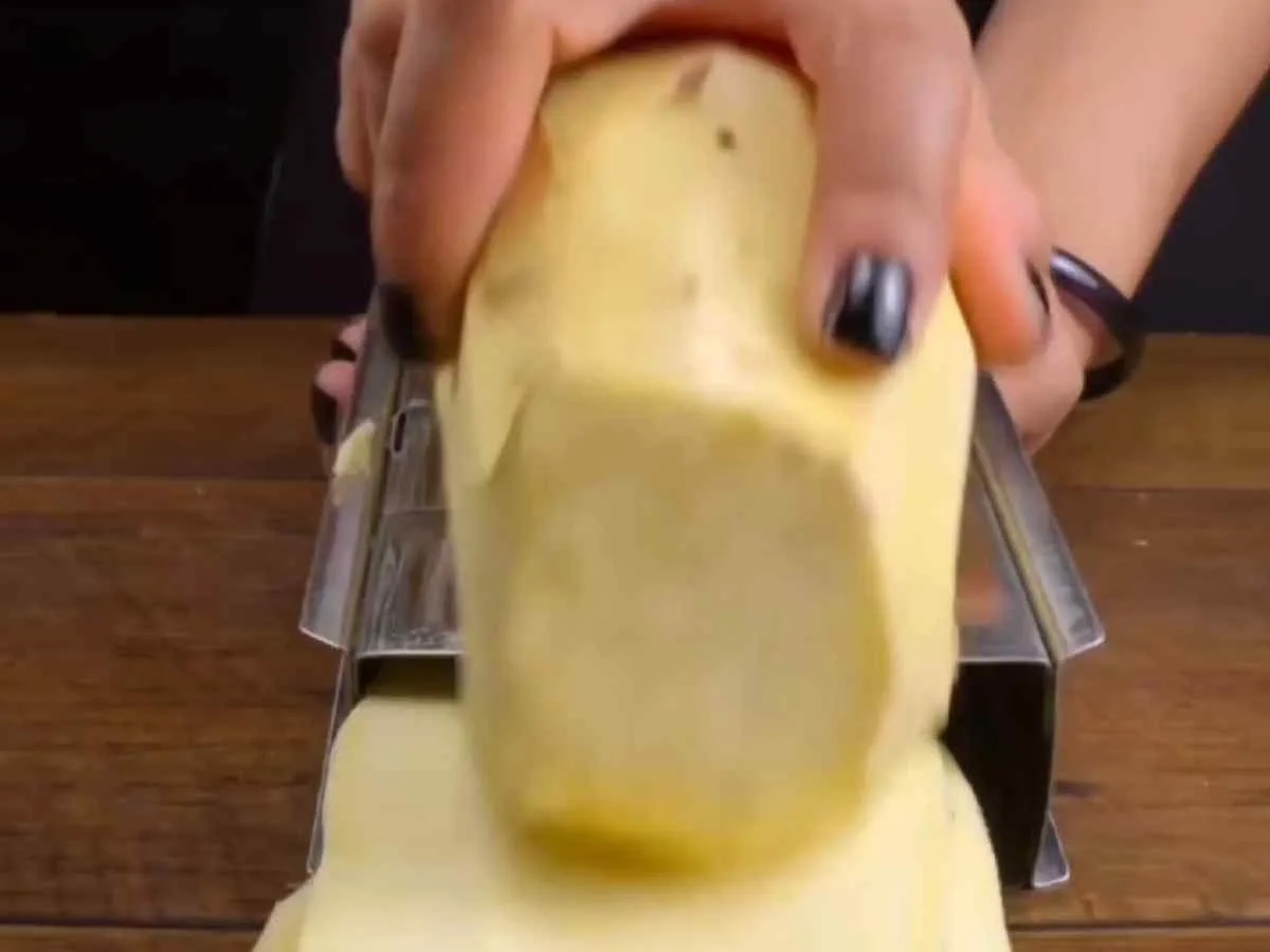 Chips de Batata-Doce em Espiral (Salgado ou Doce) batata doce sendo cortada