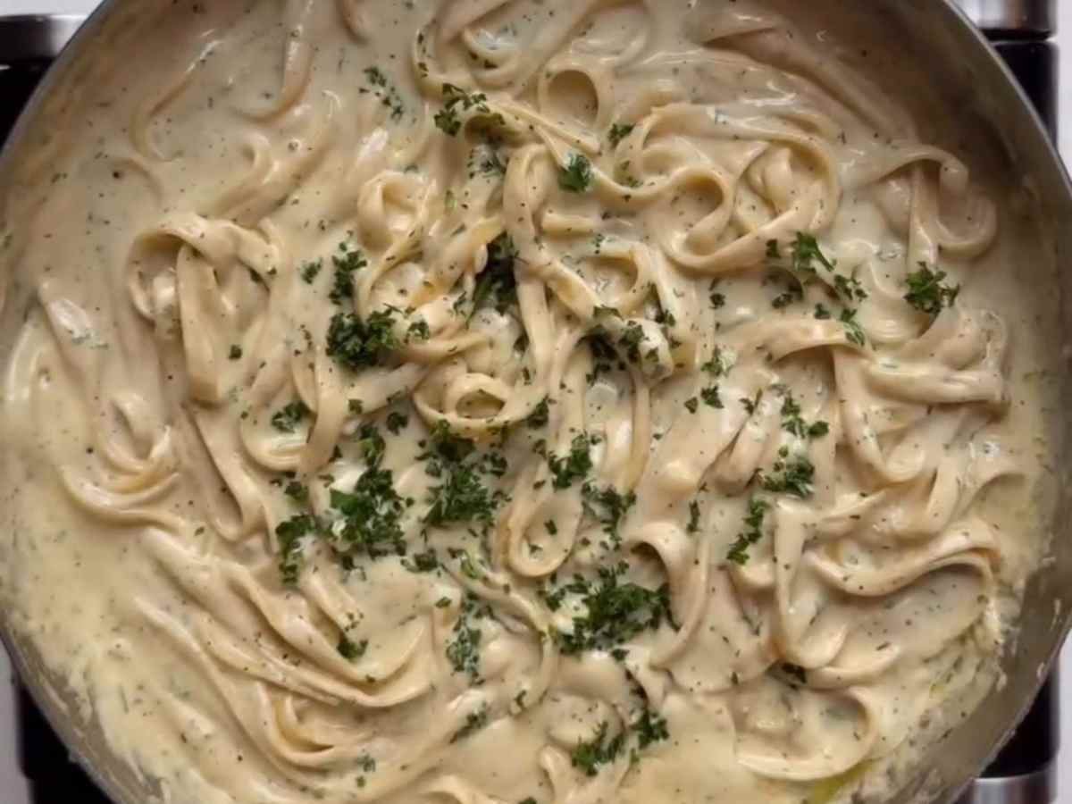 Fettuccine Alfredo: O Segredo do Molho Sedoso que os Restaurantes não Contam Fettuccine Alfredo: O Segredo do Molho Sedoso que os Restaurantes não Contam