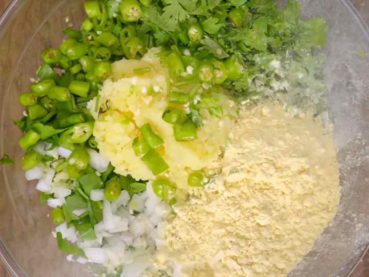 Você teria coragem de comer essa Comida de Rua Indiana? O segredo do bolinho mais famoso de Delhi! adicionando farinha ao espinafre e batata