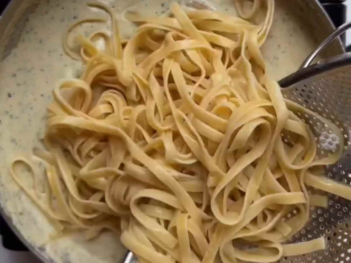Fettuccine Alfredo: O Segredo do Molho Sedoso que os Restaurantes não Contam Fettuccine Alfredo: O Segredo do Molho Sedoso que os Restaurantes não Contam