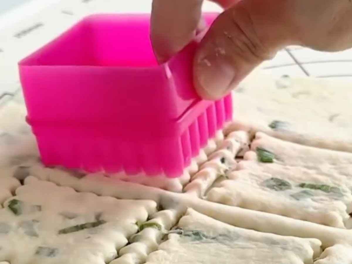 Crackers de Cebolinha Crocantes: A Receita Perfeita (Com Levain ou Fermento Seco) bolacha cracker