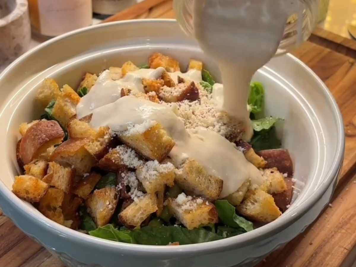 Frango à Parmegiana com Salada Caesar Crocante Salada Caesar Crocante