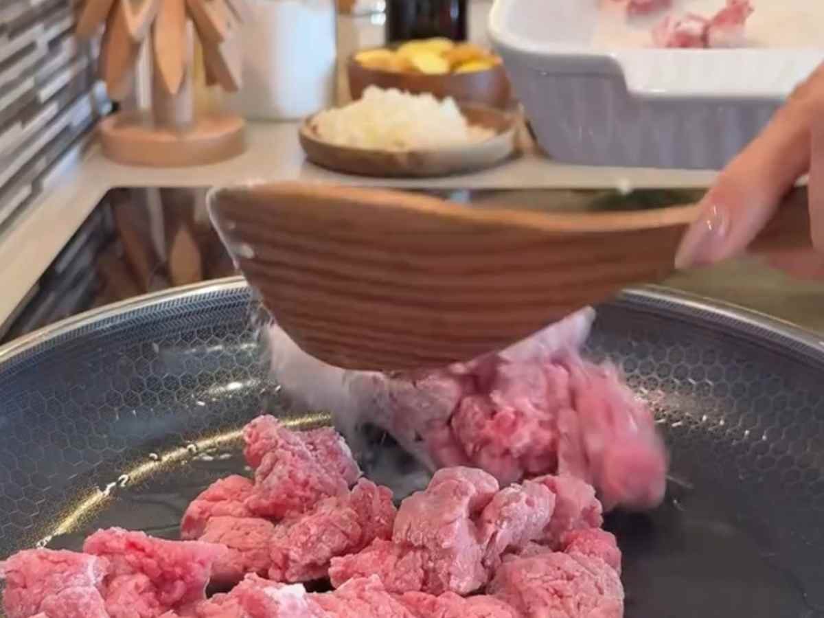 Carne com Molho Encorpado: o segredo do vinho tinto para um jantar de mestre #107 Carne com Molho Encorpado, Vinho Tinto e Legumes