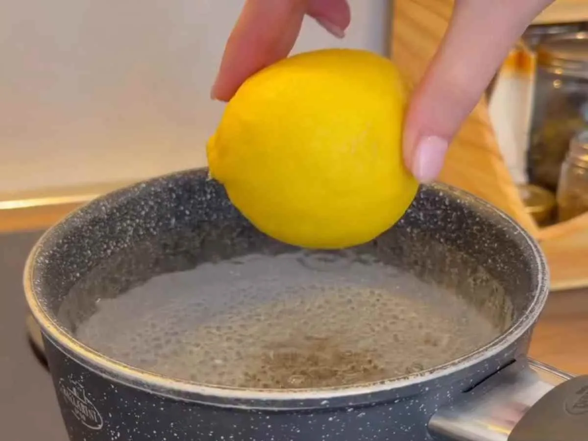 Chega de bolo seco! O método do limão fervido que salvou minha dieta sem glúten e sem lactose #126 Passo 1 da Receita de Bolo de Limão - Limões sicilianos inteiros fervendo na panela para tirar o amargor.