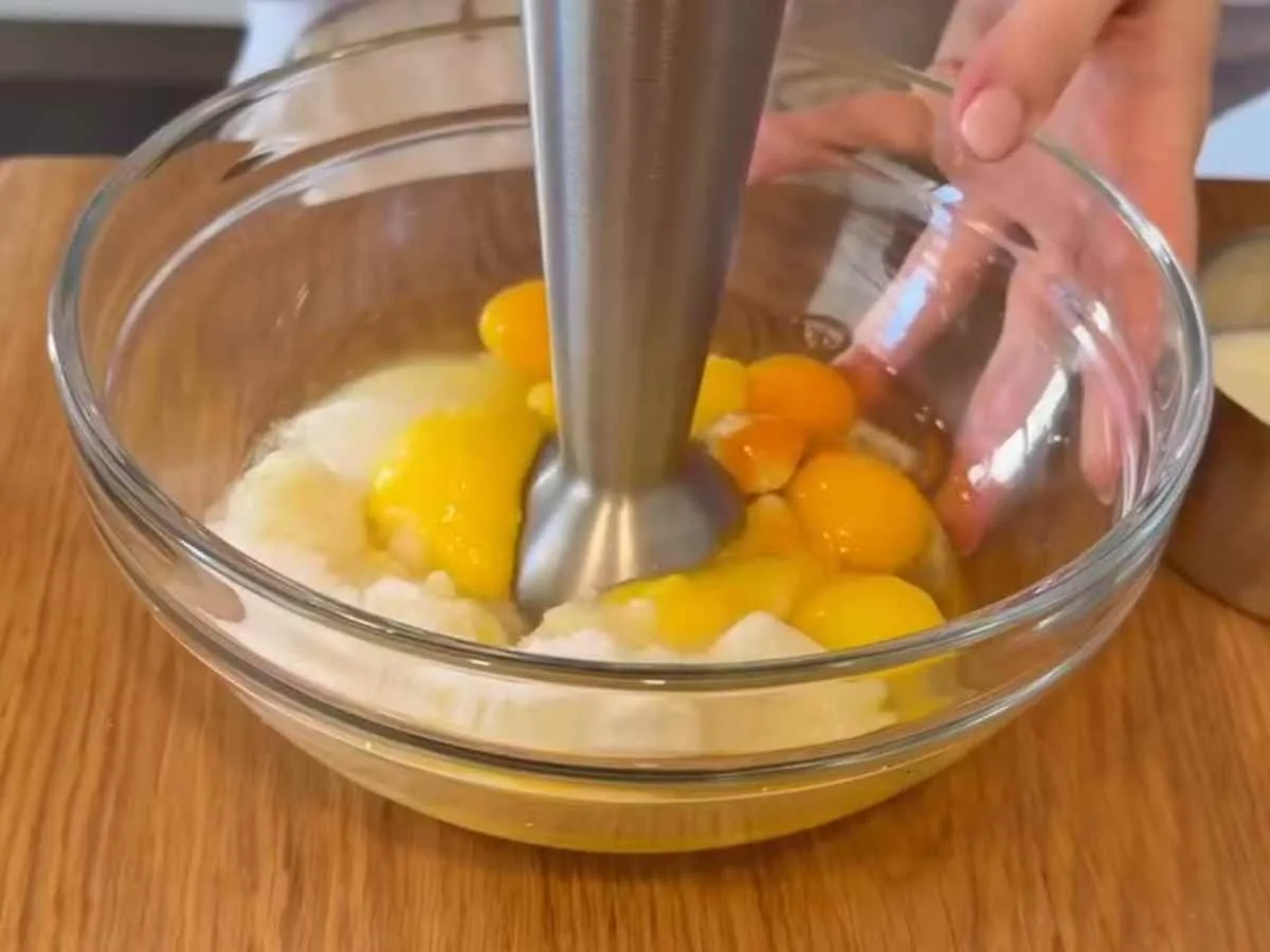 Chega de bolo seco! O método do limão fervido que salvou minha dieta sem glúten e sem lactose #126 Passo 2 da Receita de Bolo de Limão - Mixer triturando a base cítrica com ovos e açúcar até ficar cremosa.
