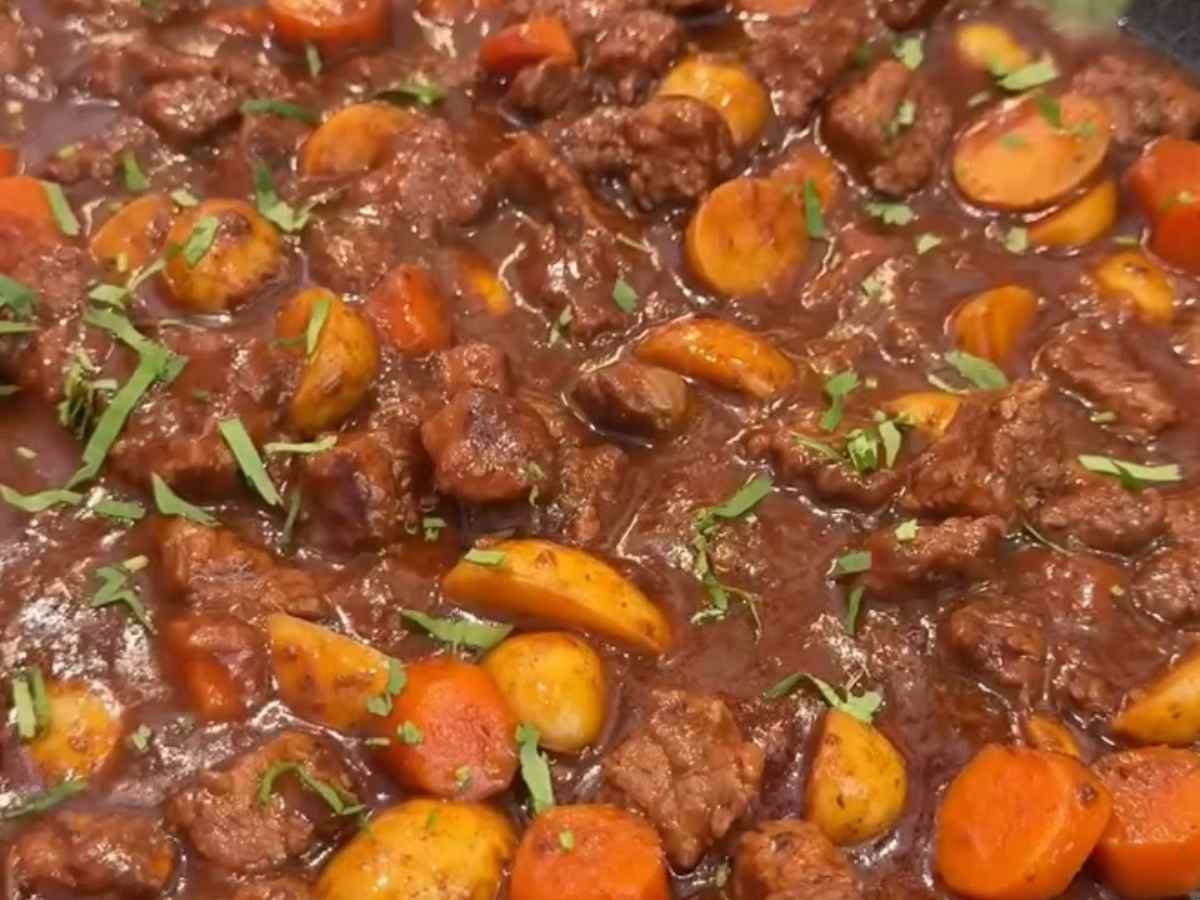 Carne com Molho Encorpado: o segredo do vinho tinto para um jantar de mestre #107 Carne com Molho Encorpado, Vinho Tinto e Legumes