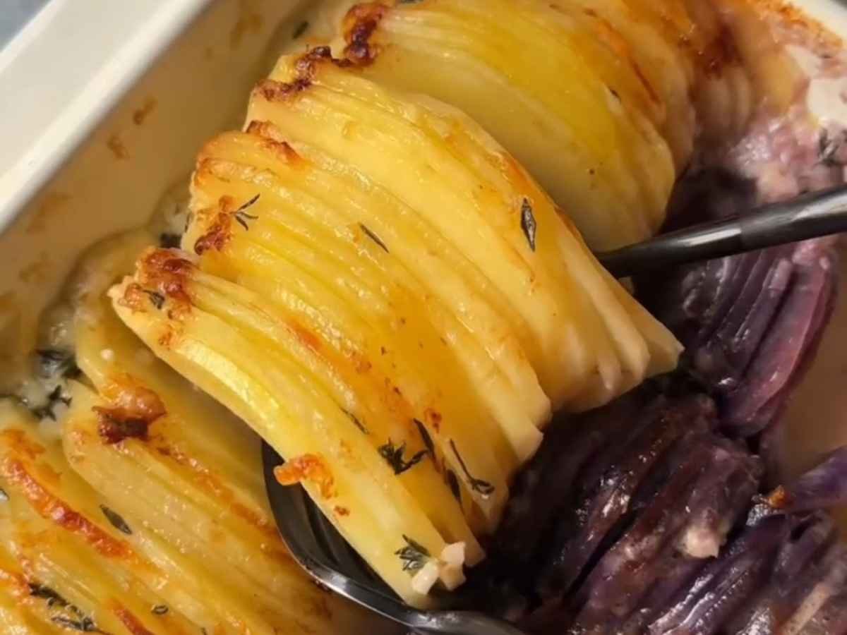 Esse laminado de legumes é o "Gratinado Ozempic" das influencers e o vício das nutris. Entenda o porquê #159 1. Passo 1 da Receita de Gratin de Legumes – Rodelas coloridas de batata sendo organizadas na travessa untada.