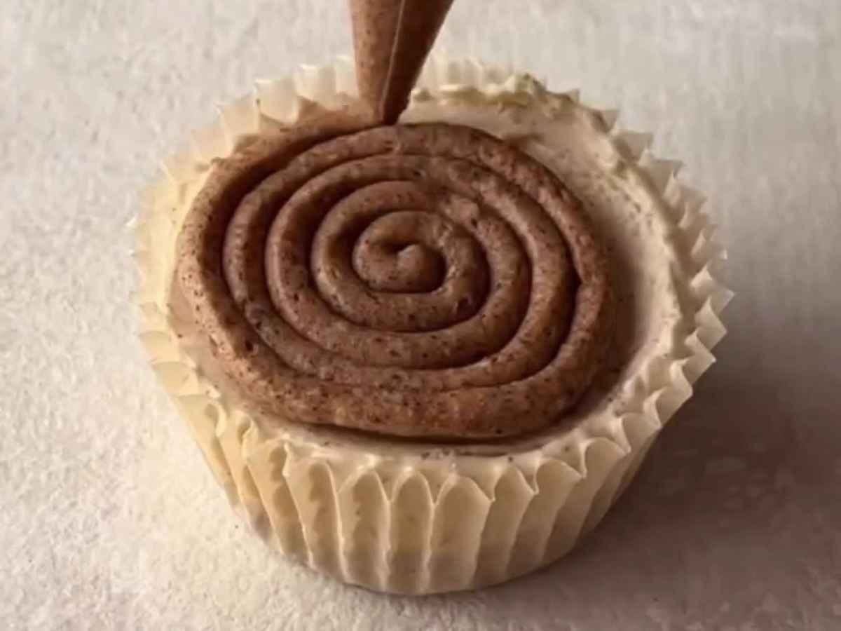 Aprenda a fazer Mini Cheesecakes de Rolinho de Canela Sem Forno (Mini No Bake Cinnamon Roll Cheesecakes). Uma receita cremosa, prática e deliciosa no Achei Cozinhando.